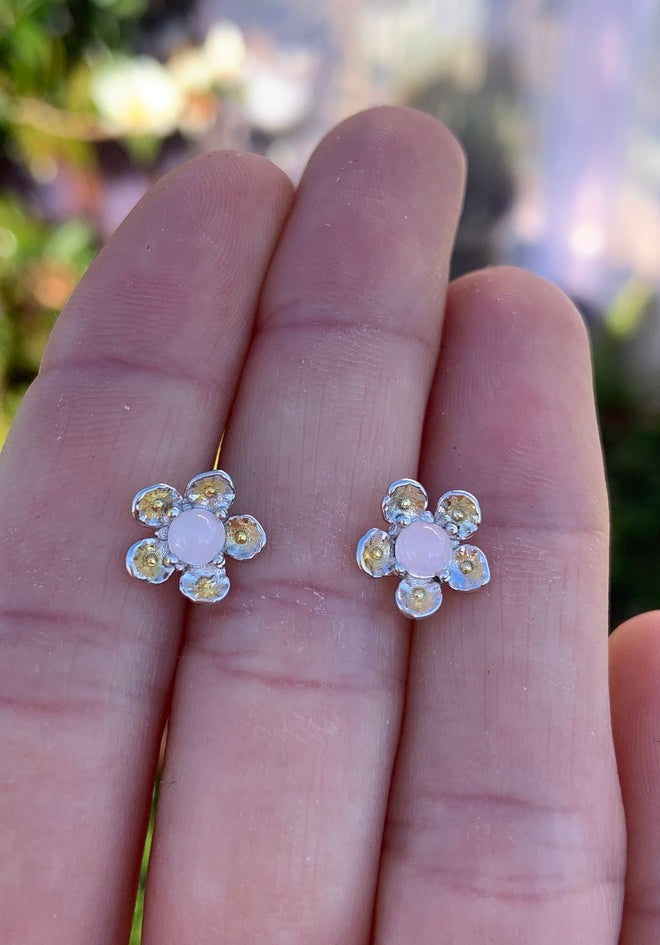 STERLING SILVER MANUKA FLOWER STUD EARRINGS WITH ROSE QUARTZ CENTRES