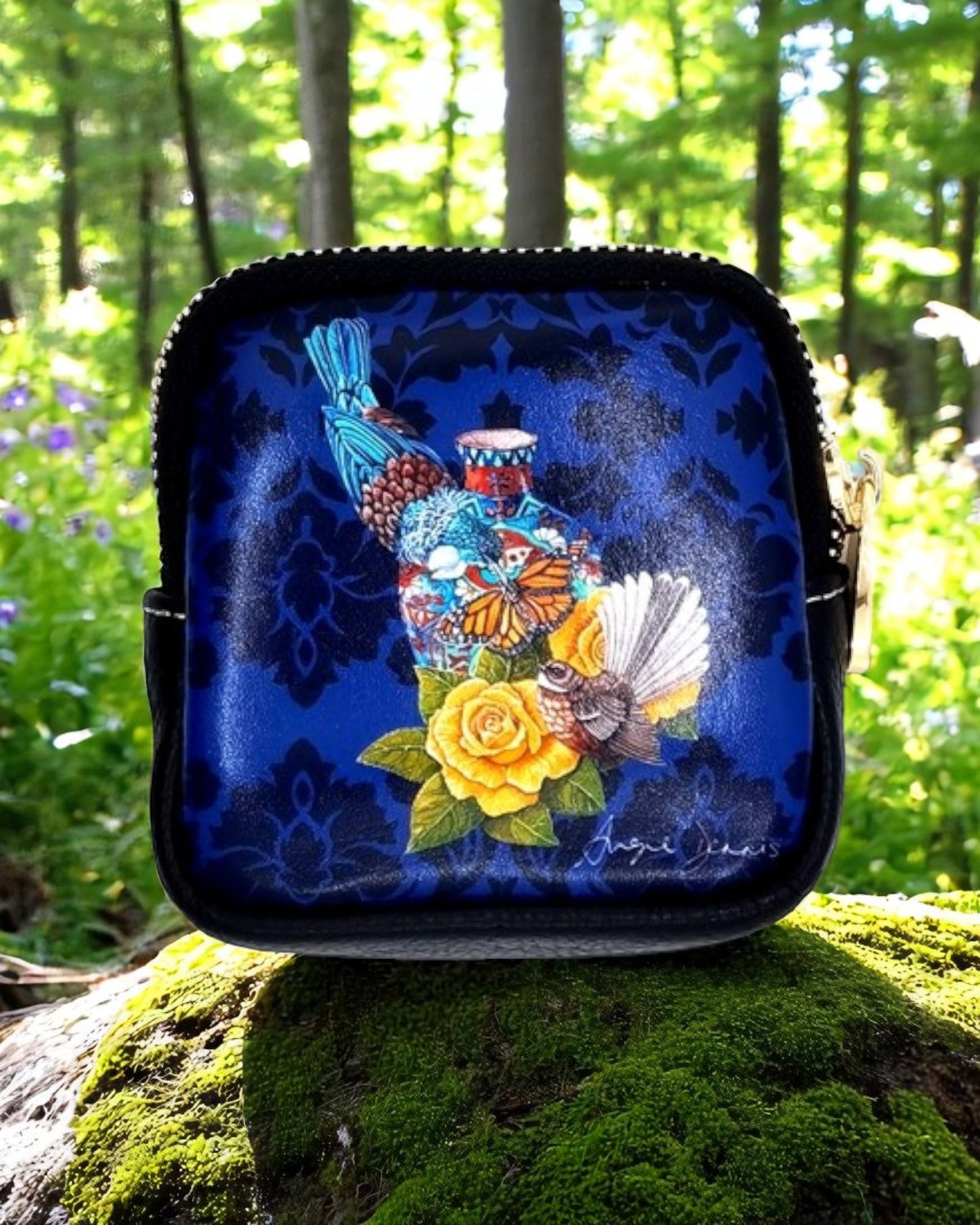 Tui standing on the Vase Coin Purse