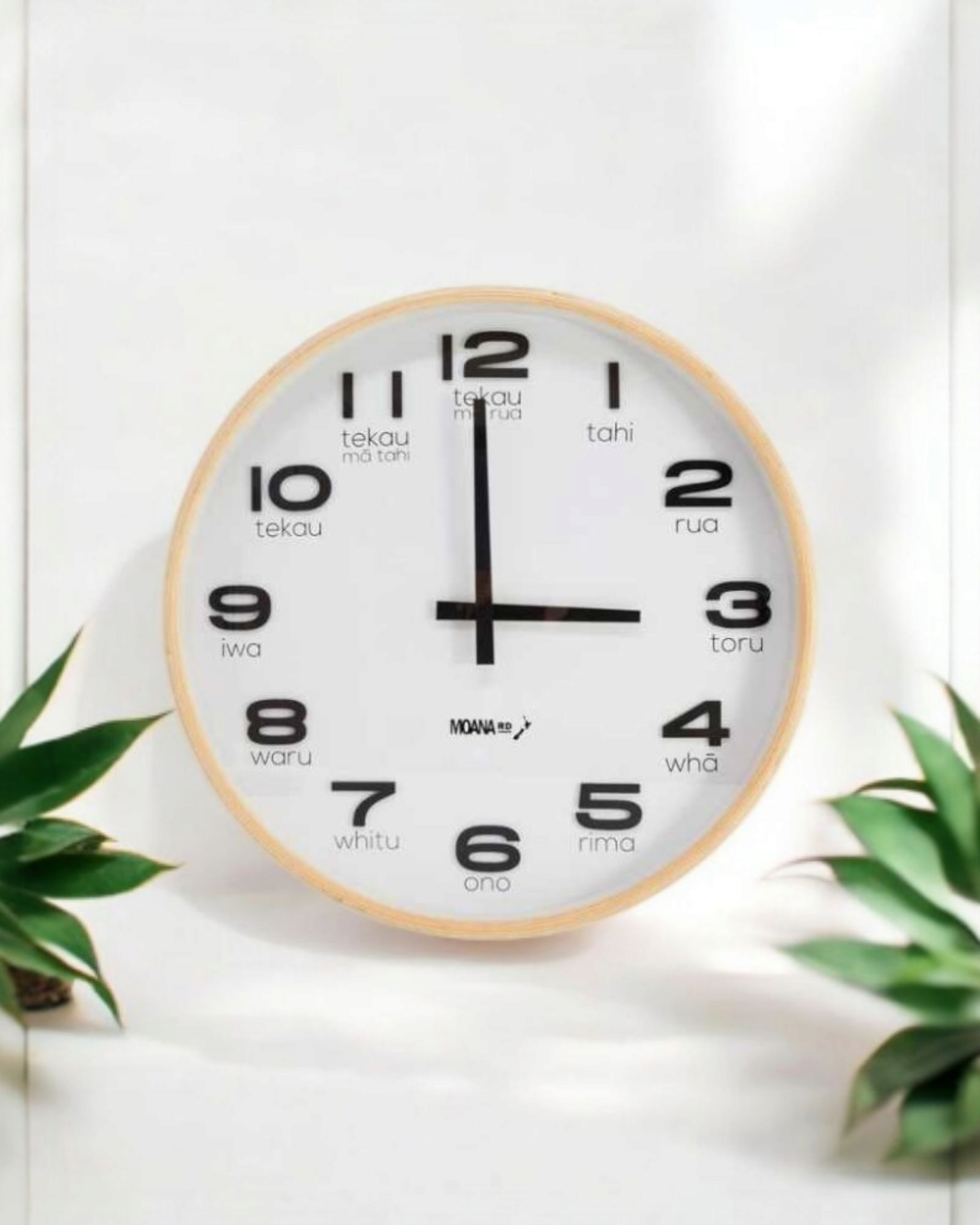 Large Te Reo Māori Clock – Snazzi Gifts